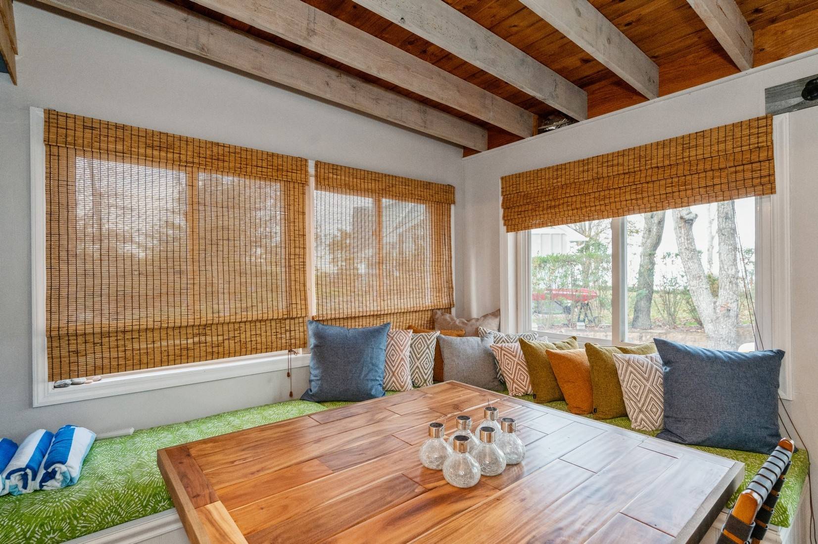 864815-lSw4hKh56Hmhbnc5