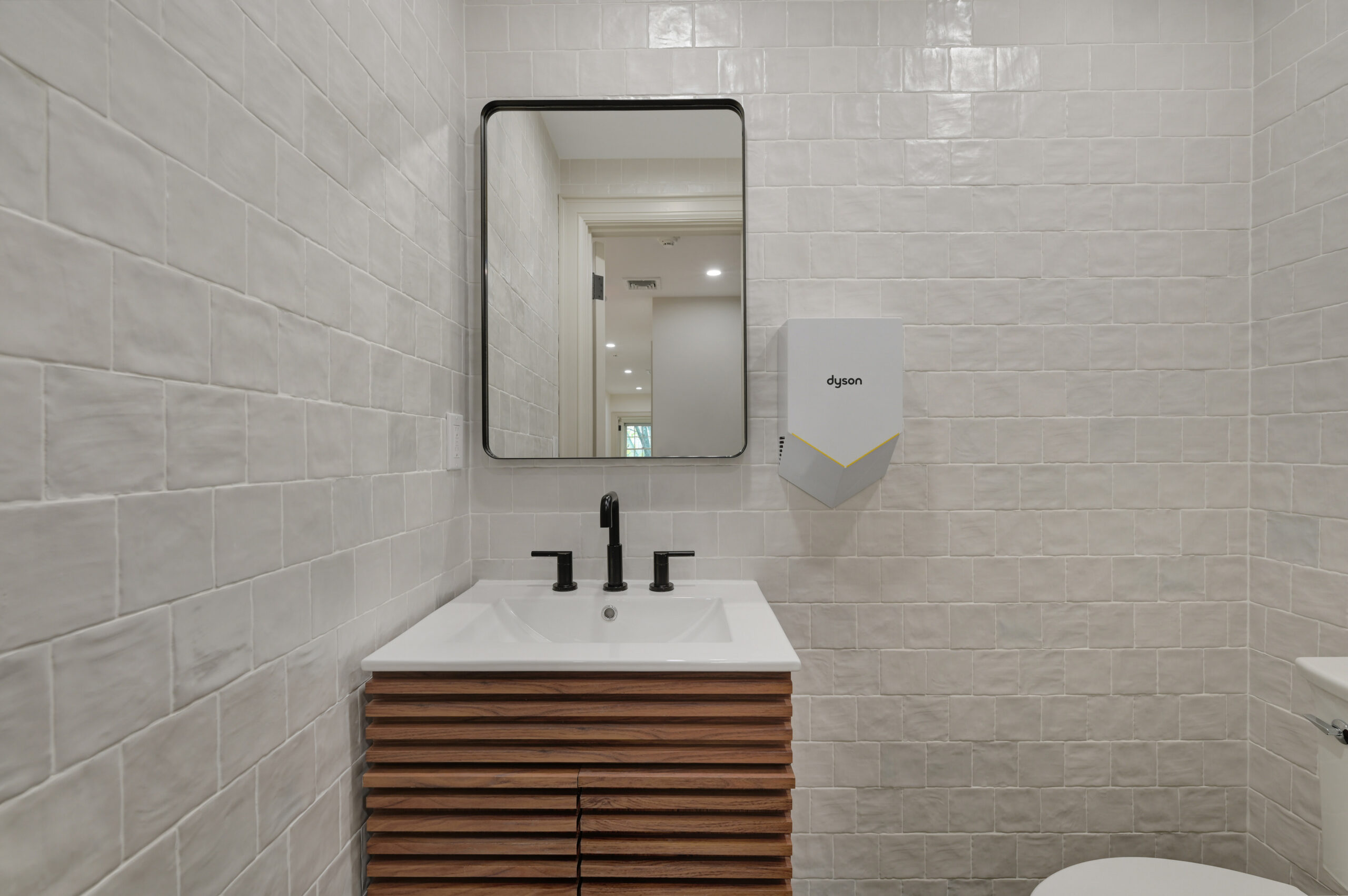 WebRes17_55 Newtown Ln, East Hampton_Barhroom